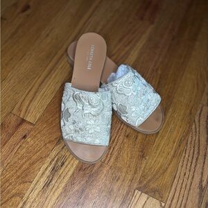 Kenneth Cole Embroidered Women's Floral Flat